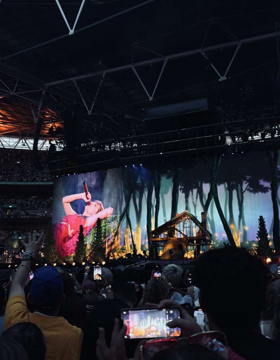 taylormoments13's tweet image. folklore felt like the biggest hug in a time so terrifying & confusing. I will never be able to thank Taylor enough for being the escape we so desperately needed.
folklore is forever 🩶🧚♀️🪩✨
#5yearsoffolklore @taylornation13