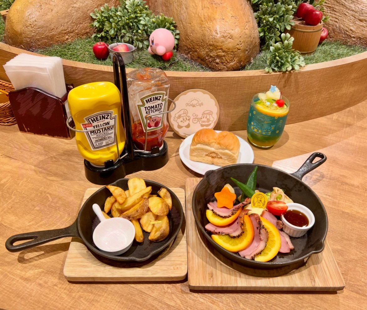 apoyo_poyo_poyo's tweet image. 当日キャンセル拾って帰省☕️
会社から直行でお供(っ'o'c)がおらずソワソワしてたら、出張シェフカービィがお祝いにきてくれました✨
そしてカービィカフェねんどろが新しく仲間入りしたとのこと🥰ハインツもやっと見れた🍅
てんいんさん、いつもありがとうございます🫶✨
#カービィカフェ #ハインツ