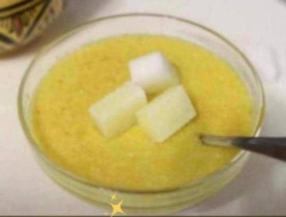 Salade de manioc , ramollie dans un soupçon d’huile rouge , mijoté de petit sucre blanc rectangulaire 🥹