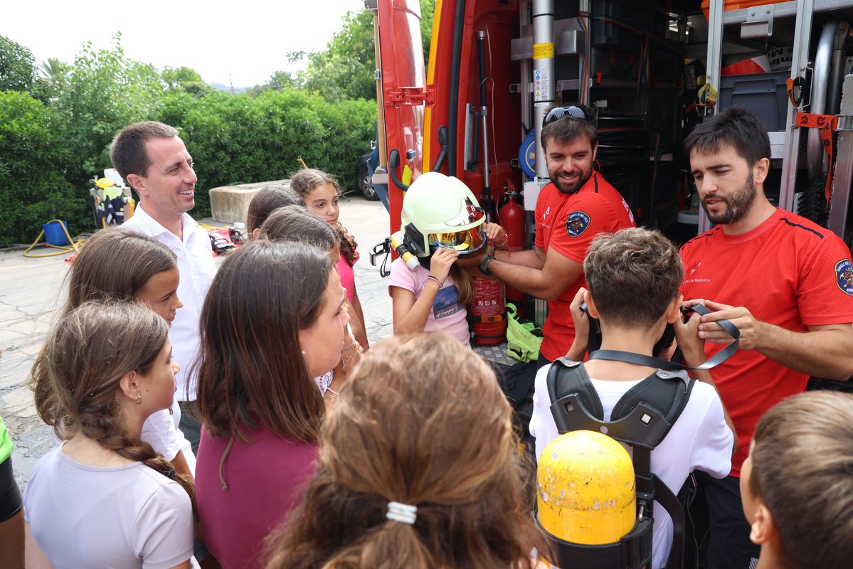 Ll_Galmes's tweet image. Més de 500 alumnes han visitat enguany els parcs dels @BombersdeMca, superant ja les xifres de tot el 2024.
Avui he tingut l’oportunitat d’acompanyar una quarantena de joves de l’escola d’estiu Jovink al Parc de Bombers d’Inca. Unes visites que són molt més que una activitat…