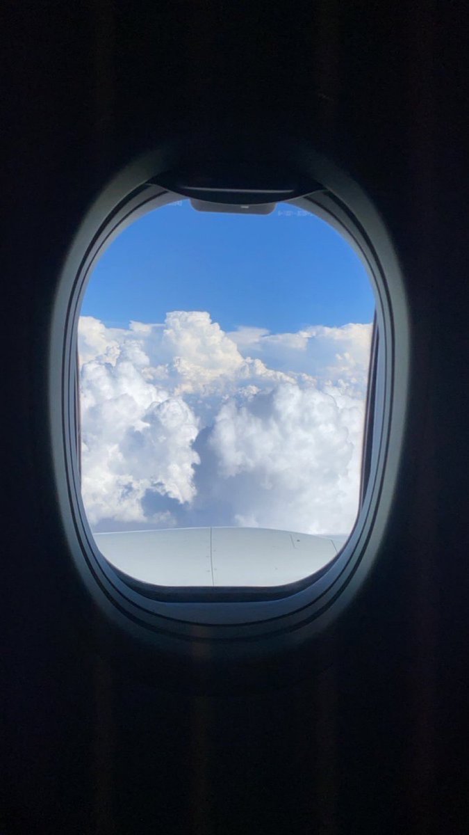 رحت بـ خيالي لين غنيت ديمه 
انا الشجاع الليّ على العز ضاري

راضي يصير الحب مسرح جريمه 
ولا يصير البُعد حل .. اضطراري !  

أستودعكم الله الذي لا تضيع ودائعه 🩵✈️
دعواتكم 🙏🏼