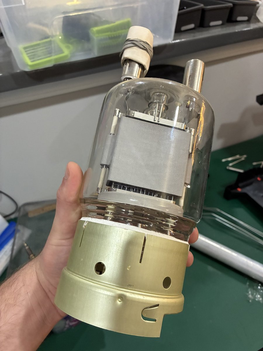 H2Colby's tweet image. guess how many fuses i blew on this 20A variac with this setup lol
also pentodes are so cool