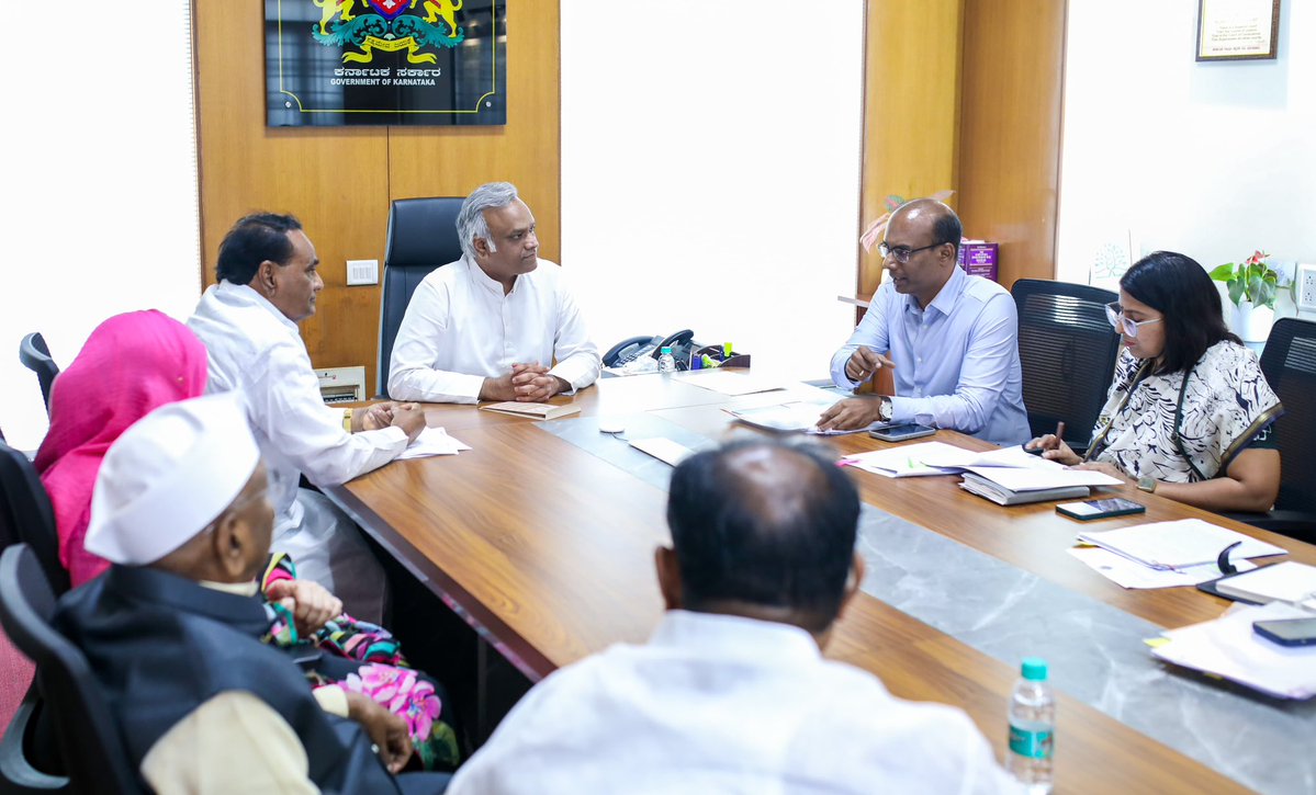 PriyankKharge's tweet image. ಕೋಲಿ - ಕಬ್ಬಲಿಗ ಸಮುದಾಯವನ್ನು ಪರಿಶಿಷ್ಟ ಪಂಗಡಕ್ಕೆ ಸೇರಿಸುವ ಪ್ರಸ್ತಾವನೆಯನ್ನು ಕೇಂದ್ರ ಸರ್ಕಾರ ತಿರಸ್ಕಾರ ಮಾಡಿರುವ ಕುರಿತು ಸಮುದಾಯದ ಮುಖಂಡರು ಹಾಗೂ ಕಲಬುರಗಿ ಜನ ಪ್ರತಿನಿಧಿಗಳೊಂದಿಗೆ ಇಂದು ವಿಕಾಸಸೌಧದ ಕಚೇರಿಯಲ್ಲಿ ಸಭೆ ನಡೆಸಲಾಯಿತು.
ಕೋಲಿ, ಕಬ್ಬಲಿಗ, ಬೆಸ್ತ, ಅಂಬಿಗ, ಬಾರಿಕ ಸಮುದಾಯಗಳನ್ನು ಪರಿಶಿಷ್ಟ ಪಂಗಡಕ್ಕೆ ಸೇರಿಸಲು ನಮ್ಮ…