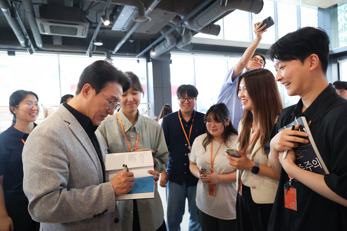 PrimeMinisterKR's tweet image. #총리일보 (’25. 7. 24.)

오늘 K-토론나라의 닻을 올렸습니다. 우리 사회의 난제를 국민과 함께 논의하고 집단지성을 통해 해결함으로써 K-민주주의에 한걸음 더 나가고자 함입니다. 그 첫번째 주자는 청년, 제목은 ‘미래대화 1·2·3’, 10대 20대 30대 청년들과 함께 대한민국 미래를 설계하자는…