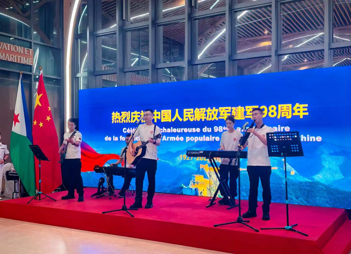 ChineAmbDjibout's tweet image. À l’occasion du 98e anniversaire de la fondation de l’Armée populaire de Libération🇨🇳, nous avons eu le plaisir de partager un moment chaleureux avec les distingué et chers amis djiboutiens ainsi que ceux des bases étrangères à 🇩🇯. Ensemble, œuvrons pour approfondir nos échanges…