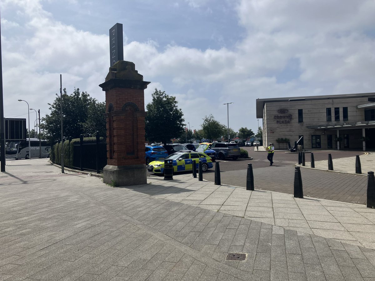 jamiemgreer's tweet image. Police inquires are continuing at the hotel. It looks like officers are speaking to staff members and/or guests