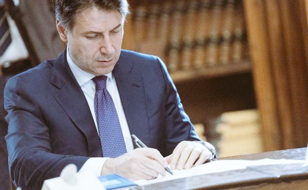 Sdo brendendo abbundi sulle garde della brogura. Non gabisgo, ma fingo. 
(nella foto: La Gardomande di Voldurara Abbula. 
#Photosatira