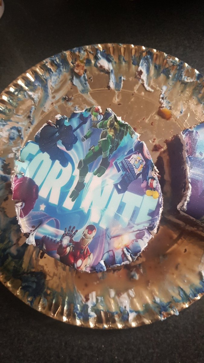 juanatins79's tweet image. Para mi cumple mandaron a hacer una tarda con la pancarta inicial de fortnite, esto ya es otro nivel XD