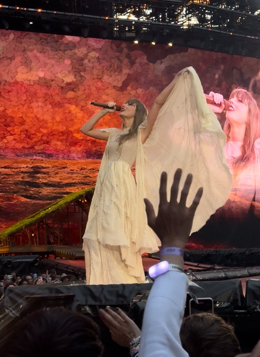 beckharhai13's tweet image. passed down like folk songs, our love for folklore lasts so long 🩶🧚🪩

happy 5 years to the album that transported us to the folklorian woods and allowed us to escape when we needed it most. love you to the moon and to saturn 🪐 #5yearsoffolklore @taylornation13