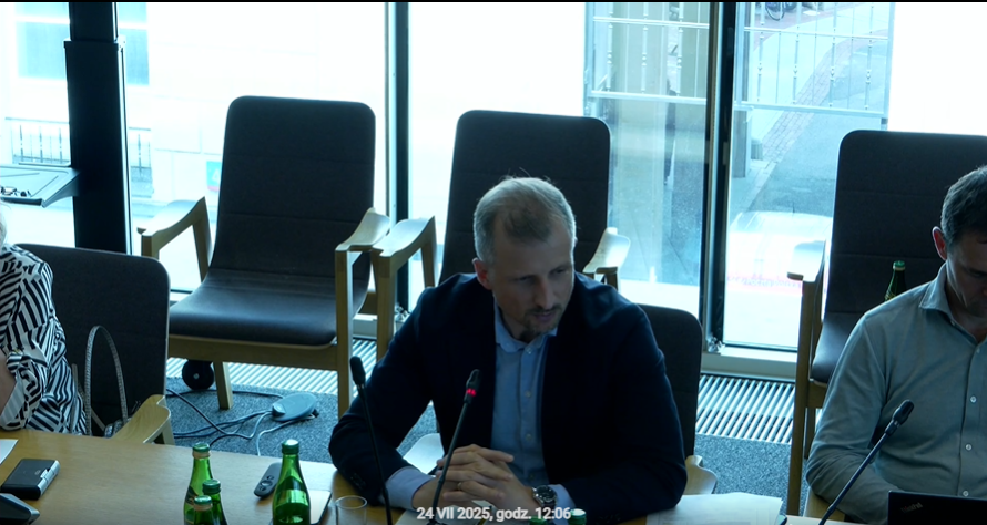 PracowniaBystra's tweet image. 🔴„Nie wycofujemy się z #moratorium, tylko wprowadzamy korektę, gdzie były ograniczenia a nie wyłączenia wycinek. Te modyfikacje wynikają z prostych kryteriów przyrodniczych” – powiedział minister @DorozalaMikolaj na posiedzeniu Komisji Ochrony Środowiska, Zasobów Naturalnych i…