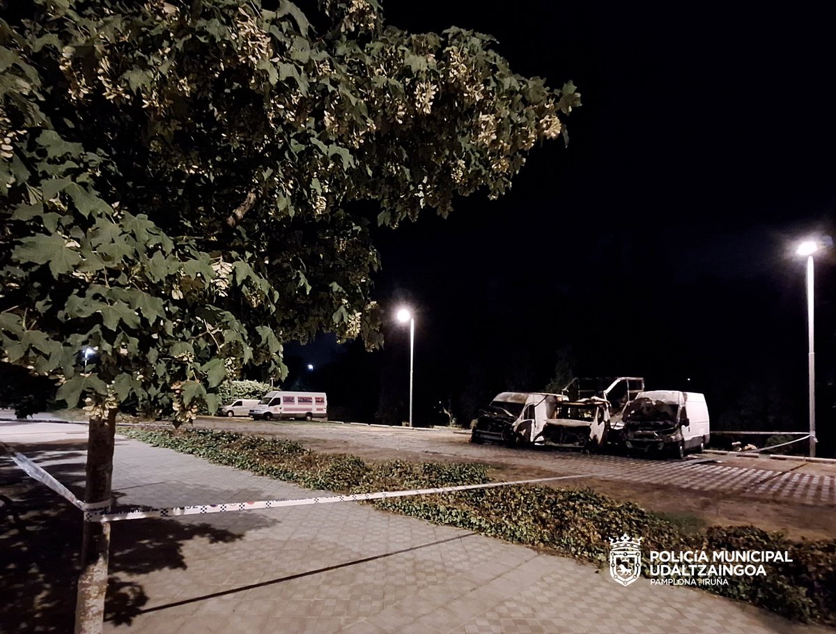PamplonaIrunaPM's tweet image. 🔥 Se investiga un incendio ocurrido anoche (23:00h) que calcinó dos furgonetas y un camión
🚒 Bomberos extinguieron el fuego sin que se produjeran daños personales.
🔍 @PamplonaIrunaPM analiza las causas del suceso
policia.pamplona.es/noticias/verNo…
@bomberos_na
@policiaforal_na
