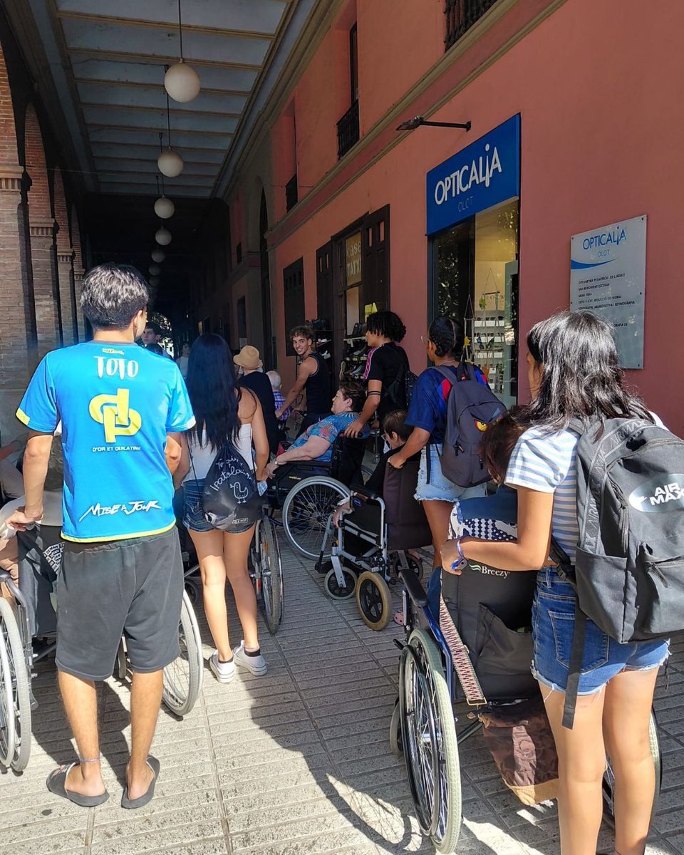 Casal dels Infants (@casalinfants) on Twitter photo 🌿 Aquesta setmana, els i les joves <a href="/cinfants_bdn/">Casal dels Infants de Badalona</a> estan de camps de treball a #Olot, on ajuden en la neteja dels aiguamolls de la Moixina, arreglen camins del Parc Nou, i visiten les persones grans de la Residència Sant Jaume.
Tot descobrint i gaudint de l'entorn de la comarca! 🌿 Aquesta setmana, els i les joves <a href="/cinfants_bdn/">Casal dels Infants de Badalona</a> estan de camps de treball a #Olot, on ajuden en la neteja dels aiguamolls de la Moixina, arreglen camins del Parc Nou, i visiten les persones grans de la Residència Sant Jaume.
Tot descobrint i gaudint de l'entorn de la comarca!