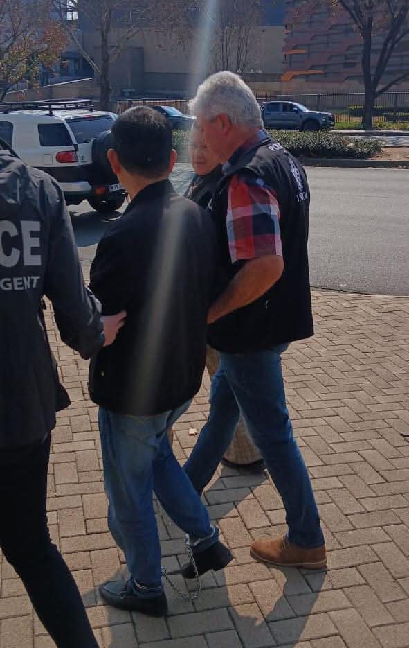 sa_crime's tweet image. CHINESE FRAUD FUGITIVE ARRESTED IN JOHANNESBURG
This week, the INTERPOL_HQ NCB Pretoria Extradition team, arrested a 57-year-old Chinese fugitive who is reportedly linked to a case of fraud reported in China.
According to a preliminary report, INTERPOL circulated a Red Notice…