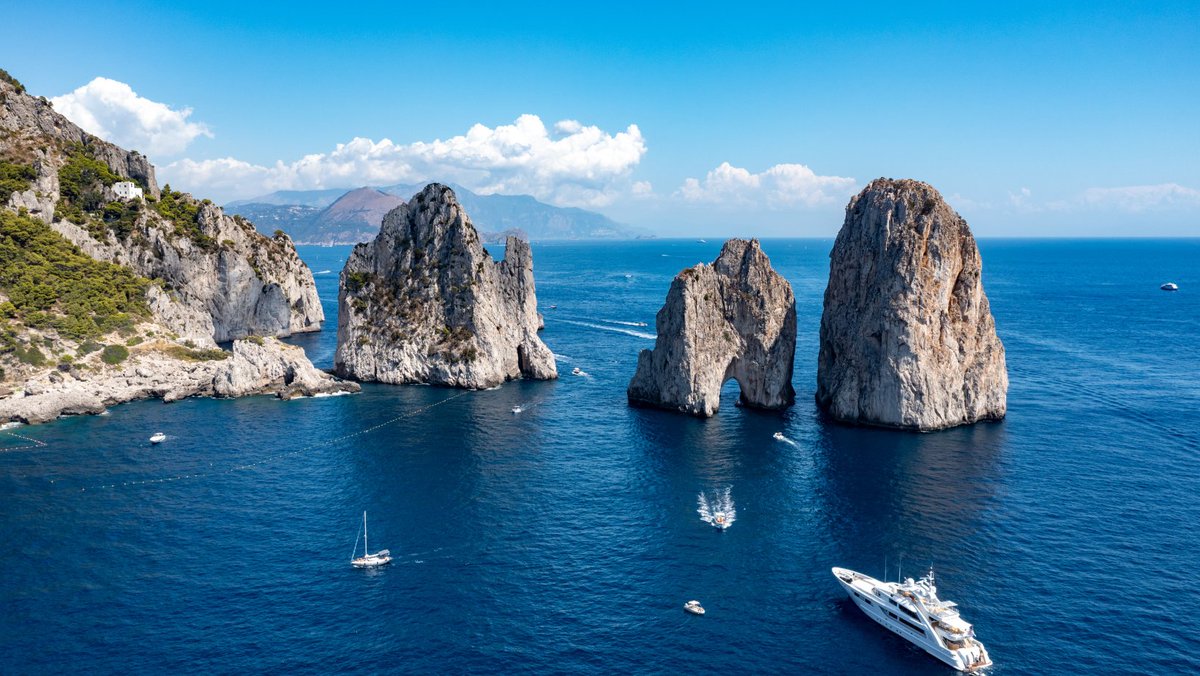 <a href="/VentagliP/">VentagliDiParole </a> #LuoghiDEstate

Il vento strappa

pensieri come punte di spillo...

Prendili, accoglili,

portali con te

e lasciami un bacio

un solo bacio...

Nel vento.

*CAPRI