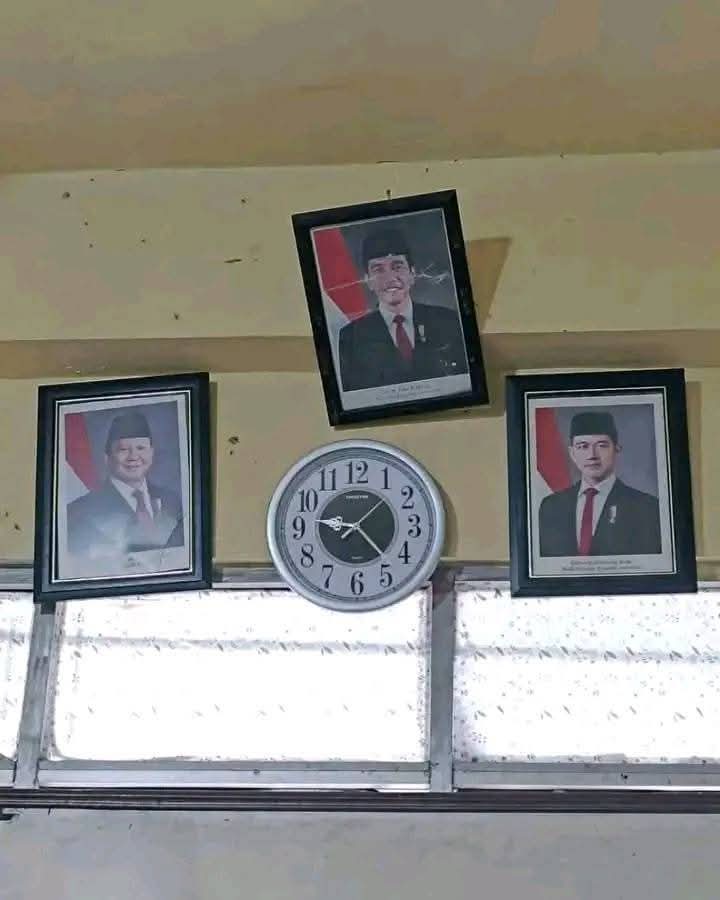 ::
Jam setengah sepuluh kurang sebentar.
••