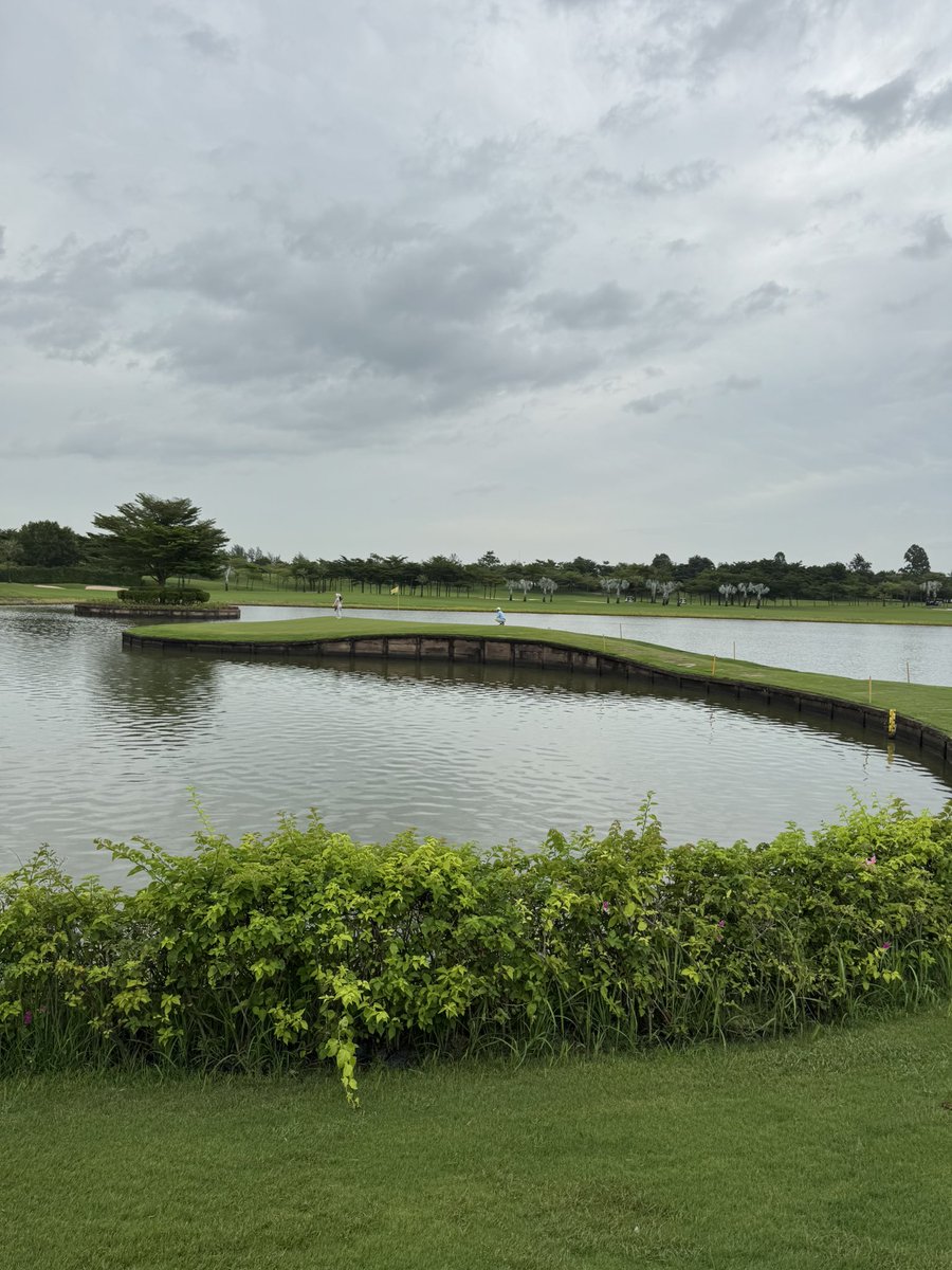 mojopahit_8's tweet image. Duh susah nya angon bebek di Par 3 replika  Augusta GC