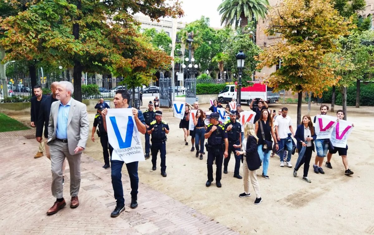 janetsanz's tweet image. La foto de la vergonya: Collboni donant l&apos;esquena a les veïnes de Vallcarca que vol desnonar.

La ciutadania li repetirà cada dia: Vallcarca és per viure i no per especular.