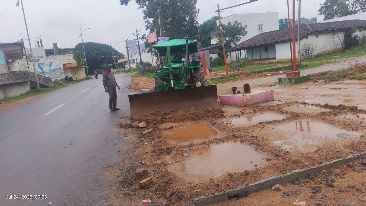 As a part of 100 days action plan, we are conducted Trade license and soil removing at badangpet municipal corporation. <a href="/MoHUA_India/">Ministry of Housing and Urban Affairs</a> <a href="/RoopaMishra77/">Roopa Mishra</a> <a href="/cdmatelangana/">C&DMA</a> <a href="/tksreedevi/">TK Sreedevi</a> <a href="/SwachhBharatGov/">Swachh Bharat Urban</a> <a href="/NULM_MoHUA/">DAY-NULM</a> #OkaMarpu_AbhivrudhikiMalupu #SwachhBharat #TG100DaysActionPlan