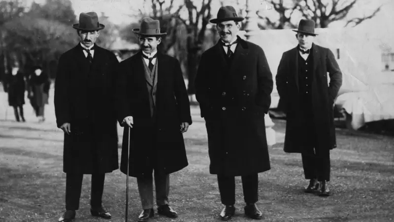 24 Temmuz 1923’te imzalanan Lozan Antlaşması, Türkiye Cumhuriyeti’nin kurucu belgesi olarak kabul ediliyor. Peki Lozan’da gerçekten ne oldu? Ne kazanıldı, ne kaybedildi? Lozan Antlaşması geçersiz olacak mı? 102 yıl sonra soğukkanlı bir bakışla anlatıyoruz. 👇