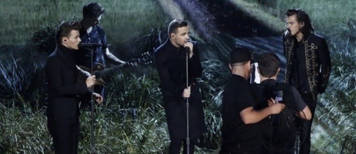 ltvinylsouls's tweet image. i love the night changes choreography where harry ignores the cameramen completely and just stares at louis
