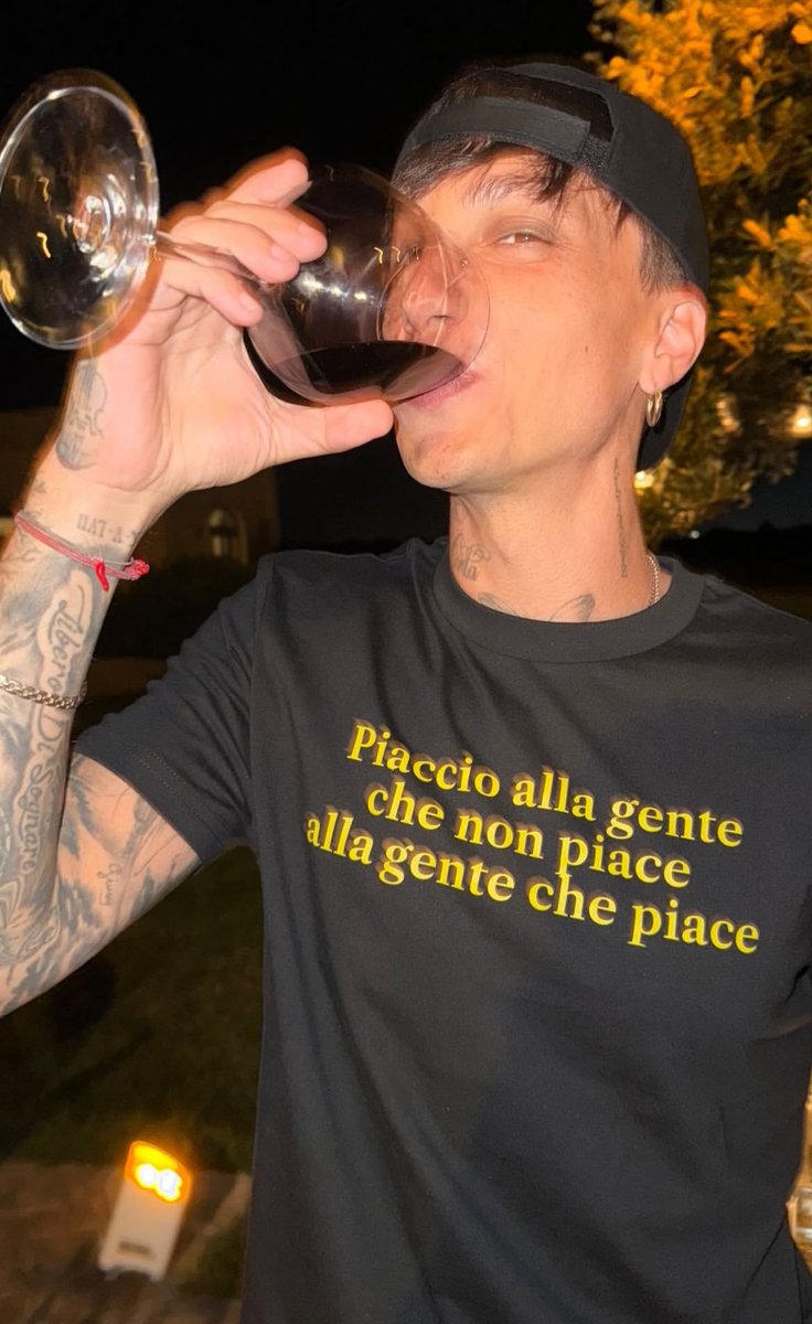 Giusy_Ultimo's tweet image. ODDIO ODDIO DATEMI QUESTA MAGLIA NO VI PREGO LA VOGLIOOO METTETELA NEL MERCH