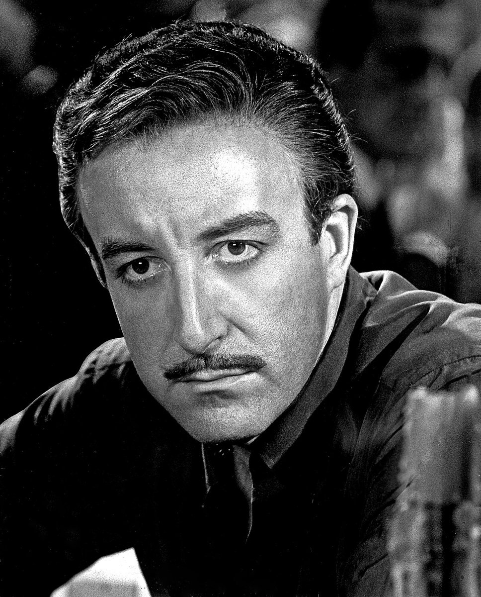 Nunca he visto una película de éste señor, que no me haga Feliz. Es q incluso en sus papeles más "dramáticos" o teniendo el rictus serio, ya me provoca una sonrisa. No puedo evitarlo. Su sola presencia me da gracia

Es el verdadero príncipe de la Comedia

Viva Peter Sellers! 📽❤️