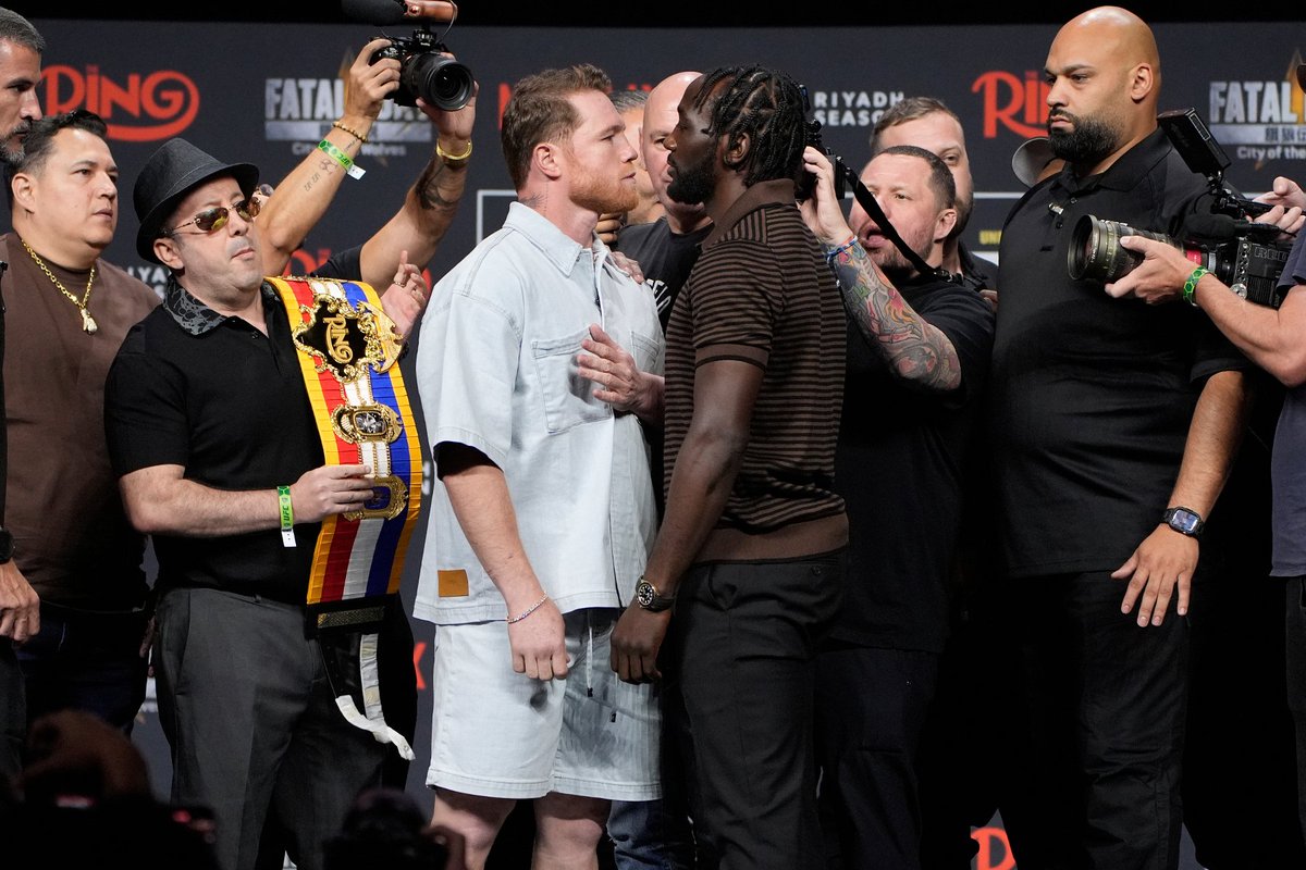 AllOutFighting's tweet image. Ex-world champion offers to be back-up for Canelo Alvarez vs Terence Crawford
alloutfighting.com/news/canelo-al…