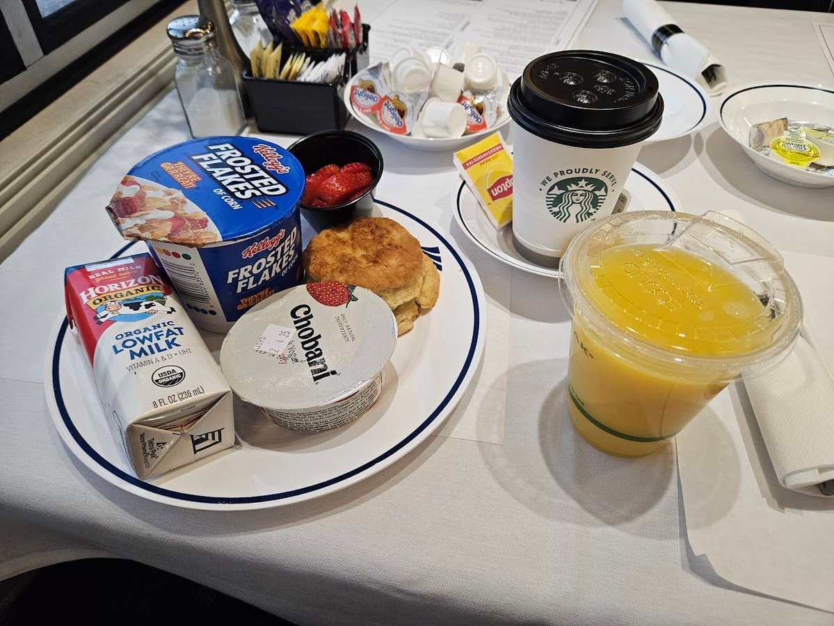 superalbs's tweet image. Time for a nice continental breakfast in the @Amtrak @_DiningCar, as we slowly make our way south and into Florida.