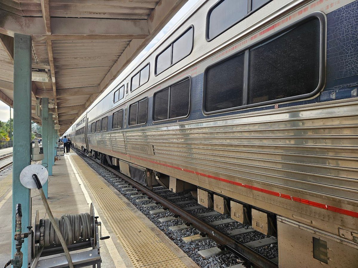 superalbs's tweet image. Time for a nice continental breakfast in the @Amtrak @_DiningCar, as we slowly make our way south and into Florida.