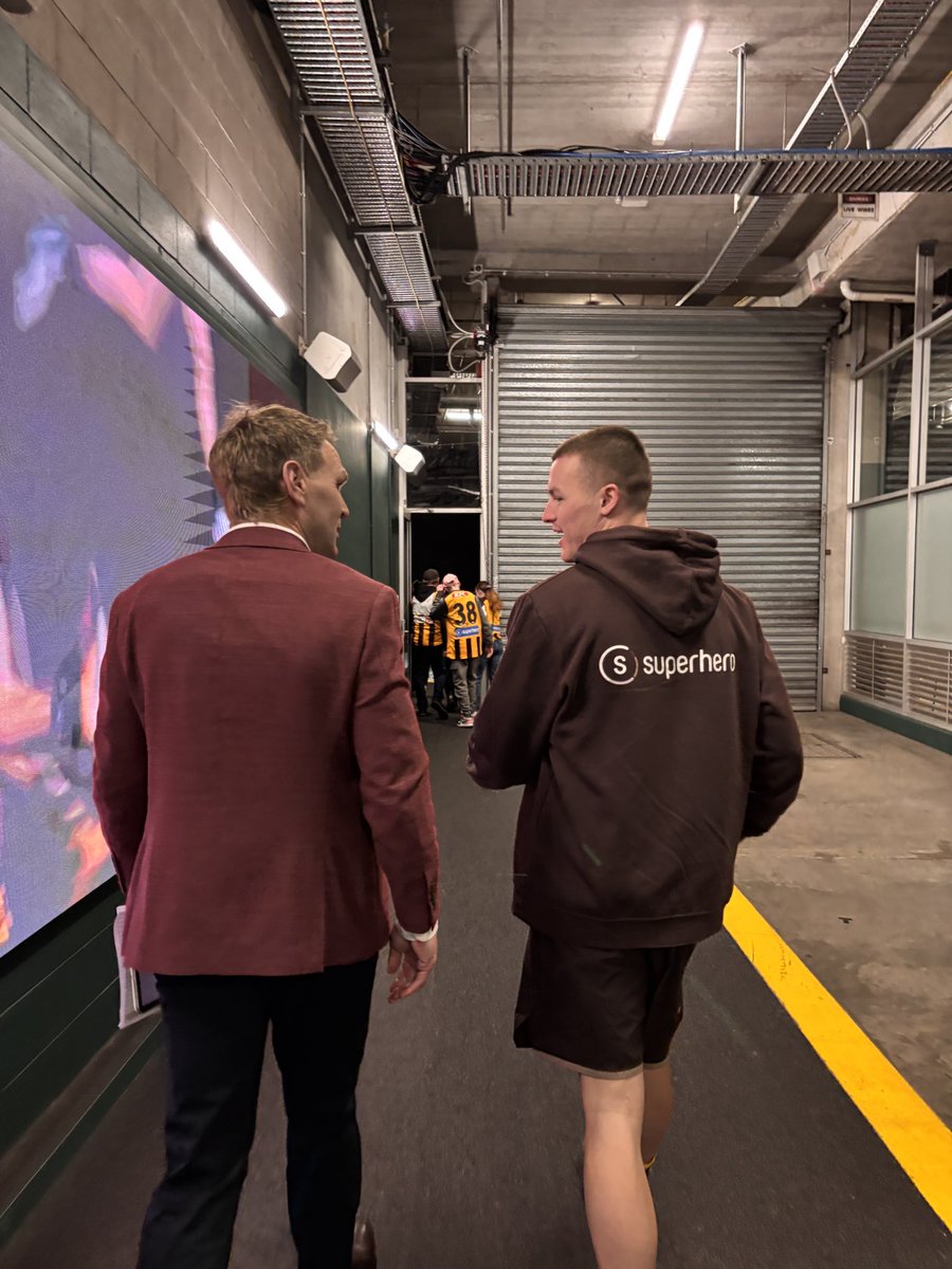 Pre game catch up 🤝