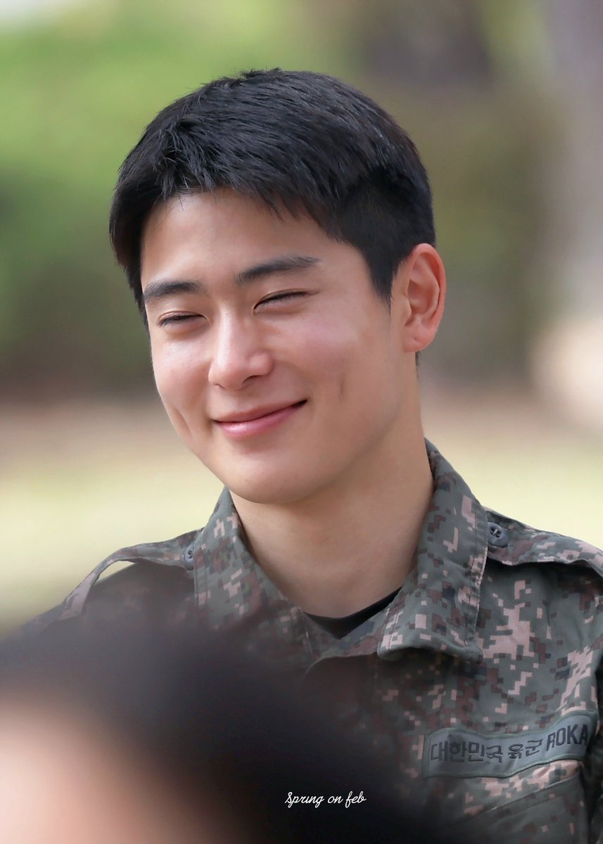 eye_macaron's tweet image. 요즘따라 군인들 진짜 많이 보이는데
진짜 윤오상병님 같은 군인만 있었으면함….