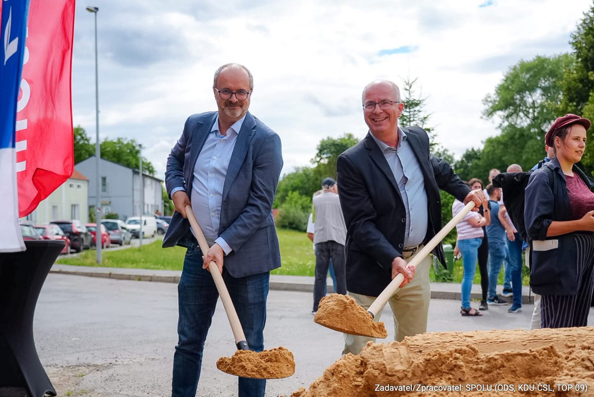 MUDr_TomPhilipp's tweet image. 🛠️ Točná se konečně dočkala kanalizace!
Před deseti lety jsme s @DanielaRazkova ve vedení Prahy 12 udělali klíčové kroky k tomu, aby mohla výstavba kanalizace na Točné vůbec začít. Velké díky patří i petičnímu výboru vedenému pány Ing. Volrabem a Šibřinou – byli skvělými…
