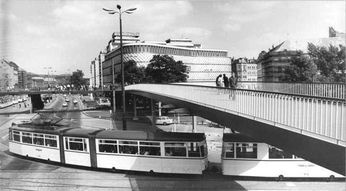 GermanAtPompey's tweet image. 24 July 1978: a pedestrian footbridge at the Friedrich-Engels-Platz in Leipzig (Source: Bundesarchiv)
