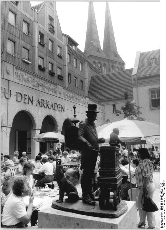 GermanAtPompey's tweet image. 24 July 1987: Gerhard Thieme's statue of an organ grinder in East Berlin's Nikolaiviertel (Source: Bundesarchiv)