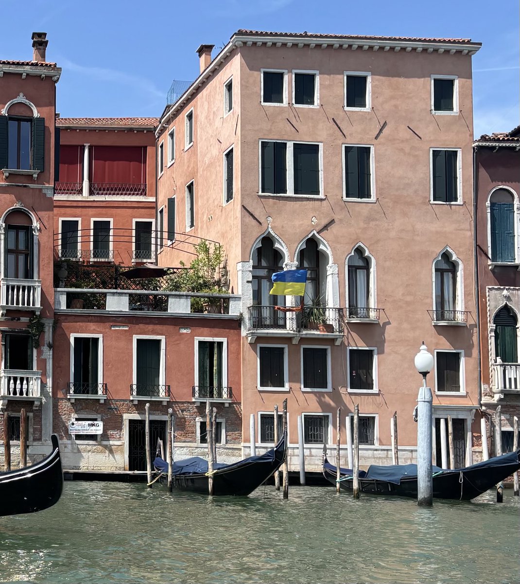 🇺🇦 Ukrainian flag flying in Venice.
Slava Ukrainii✊🏼