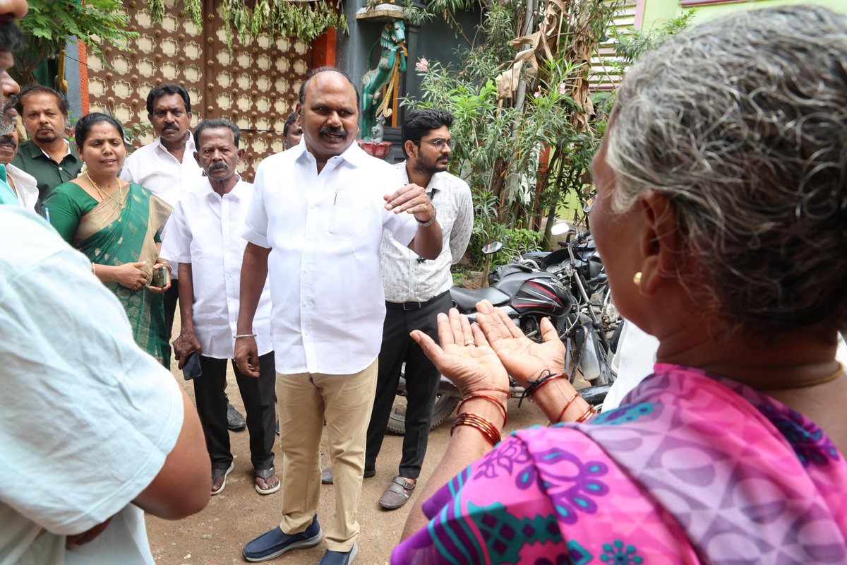 மயிலை தொகுதி 125 வது வார்டு நொச்சிக்குப்பம் பகுதியில் அடிக்கடி கழிவுநீர் அடைப்பு ஏற்படுவதை ஒட்டி நிரந்தர தீர்வு காணும் வகையில் இன்று அதிகாரிகளுடன் இந்தப் பகுதிக்கு நேரில் சென்று ஆய்வுகளை மேற்கொண்டு உடனடி தீர்வு காணும் வகையில் அடுத்த கட்ட பணிகளுக்கு ஆலோசனைகளை வழங்கி பணிகளை துரித