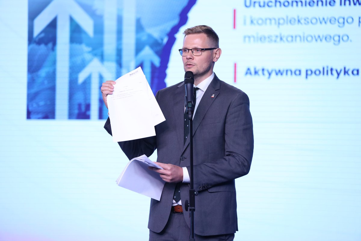 Prawo i Sprawiedliwość (@pisorgpl) on Twitter photo 💬 Poseł PiS <a href="/MWosPL/">🇵🇱Michał Woś</a>: Deregulacja to manipulacja. D. Tusk powiedział, że do końca czerwca będzie 100 ustaw deregulacyjnych. Wiadomo, że już nie zdąży, ale ci geniusze z rządu wymyślili, że zaczną ciąć poszczególne ustawy i do Sejmu wysyłają osobne ustawy jednozdaniowe, z jednym 💬 Poseł PiS <a href="/MWosPL/">🇵🇱Michał Woś</a>: Deregulacja to manipulacja. D. Tusk powiedział, że do końca czerwca będzie 100 ustaw deregulacyjnych. Wiadomo, że już nie zdąży, ale ci geniusze z rządu wymyślili, że zaczną ciąć poszczególne ustawy i do Sejmu wysyłają osobne ustawy jednozdaniowe, z jednym