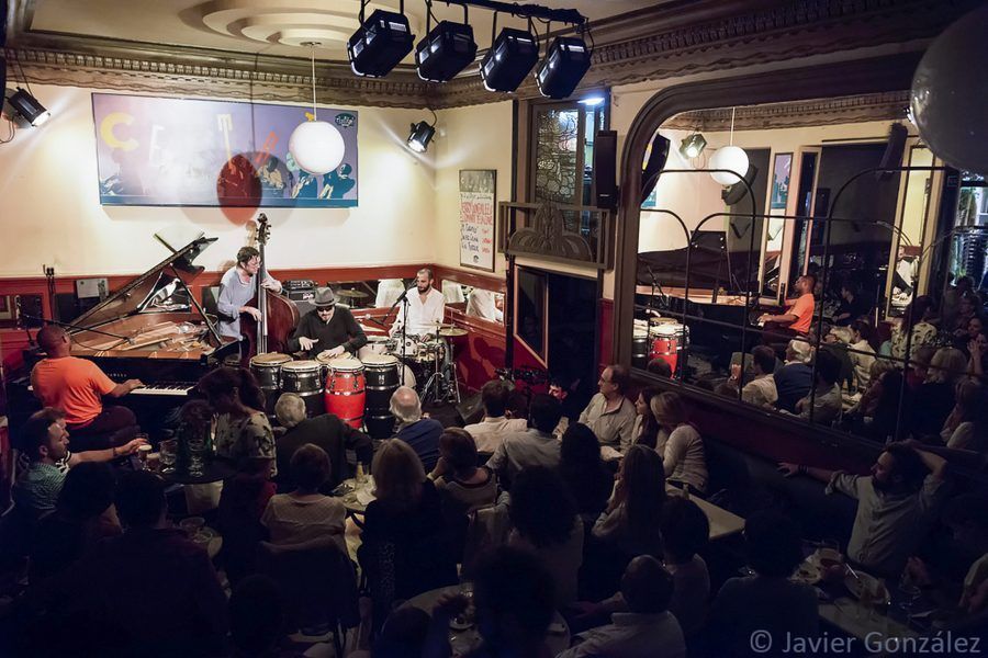 El cierre del Café Central es el adiós de una forma de habitar la ciudad. Con una programación jazzística llena de criterio y mimo. Es una sala como un viejo club de Nueva York. Público y músicos juntos, en comunión. El modelo Miami está matando al Madrid cultural más maravilloso