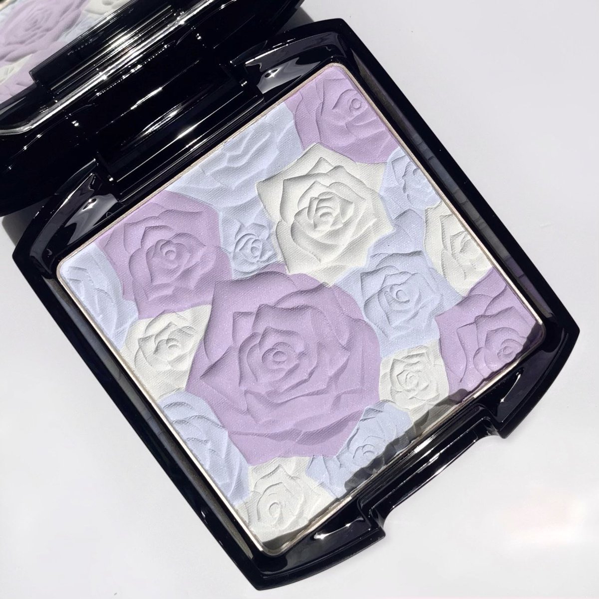 aibymakeupppp's tweet image. 暑さを感じさせない涼しげでふんわりなめらかなお人形肌にしてくれるアナスイのローズプレストパウダー200が最近のオキニ。透明感たっぷりのパープルカラーでさーーっとくすみが飛ぶし毛穴もカバーしてくれてまぁ綺麗。朝は軽くブラシでつけて夕方少しテカってきたら付属のパフでサッとお直ししてる。