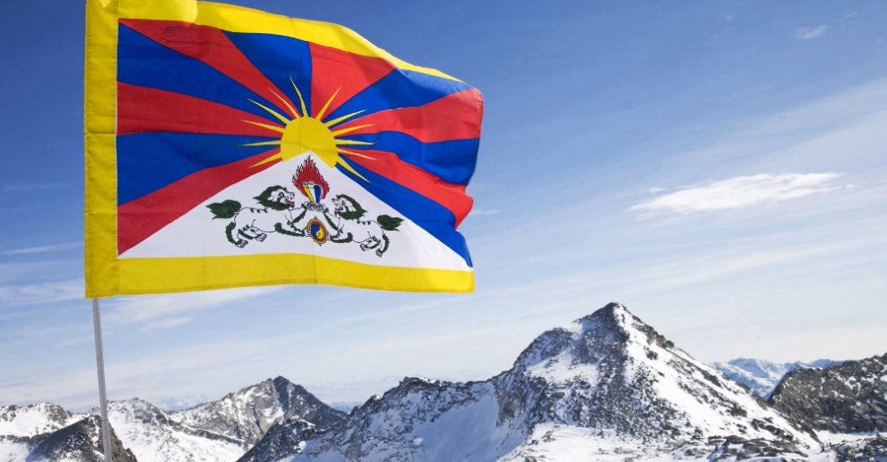 Josep Lluís Alay (@josepalay) on Twitter photo La bandera nacional tibetana està prohibida a la Xina. La seva exhibició o tan sols possessió suposa penes d’un mínim de set anys de presó.
A aquesta Xina viatjarà demà <a href="/salvadorilla/">Salvador Illa Roca</a> amb “l'objectiu de consolidar Catalunya <a href="/govern/">Govern de Catalunya</a> com a soci estratègic de la Xina”. La bandera nacional tibetana està prohibida a la Xina. La seva exhibició o tan sols possessió suposa penes d’un mínim de set anys de presó.
A aquesta Xina viatjarà demà <a href="/salvadorilla/">Salvador Illa Roca</a> amb “l'objectiu de consolidar Catalunya <a href="/govern/">Govern de Catalunya</a> com a soci estratègic de la Xina”.