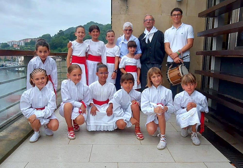 Gaur hasiko dira Donibaneko Santio Festak. Atzo, Itziar Aizkorretak eta Jose Luis Etxarrik altxa zuten Aiton Amonen Aterpeko ikurrina.

oarsoaldea.hitza.eus/2025/07/24/pas…

#Pasaia #Donibane