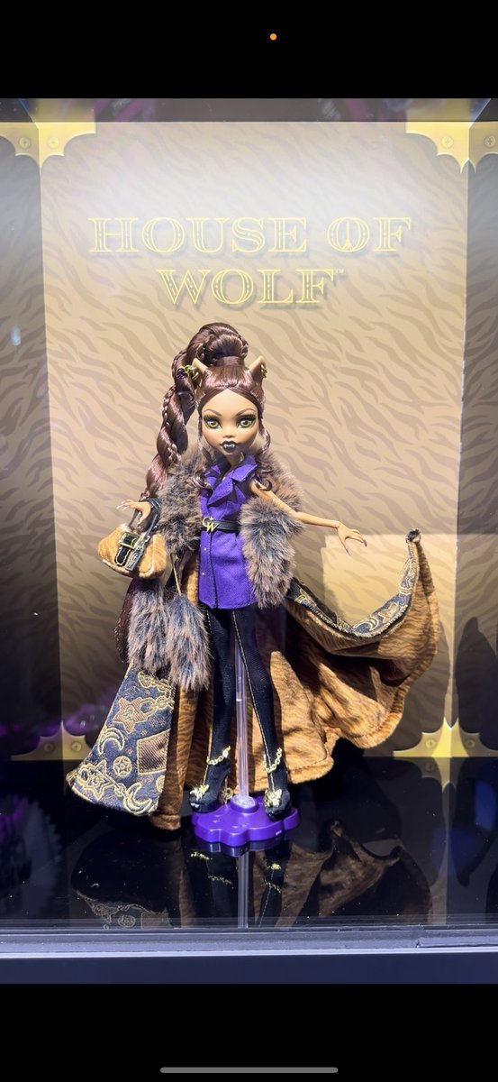 Bloomigniss's tweet image. When I saw the first leak with the blurs, I saw that big ponytail like i don&apos;t think so the first thing I don&apos;t like. Her shoes are combined with tights. It looks cheap and not nice. The pattern on the cape is weak. Those chains on the shoes are ugly.