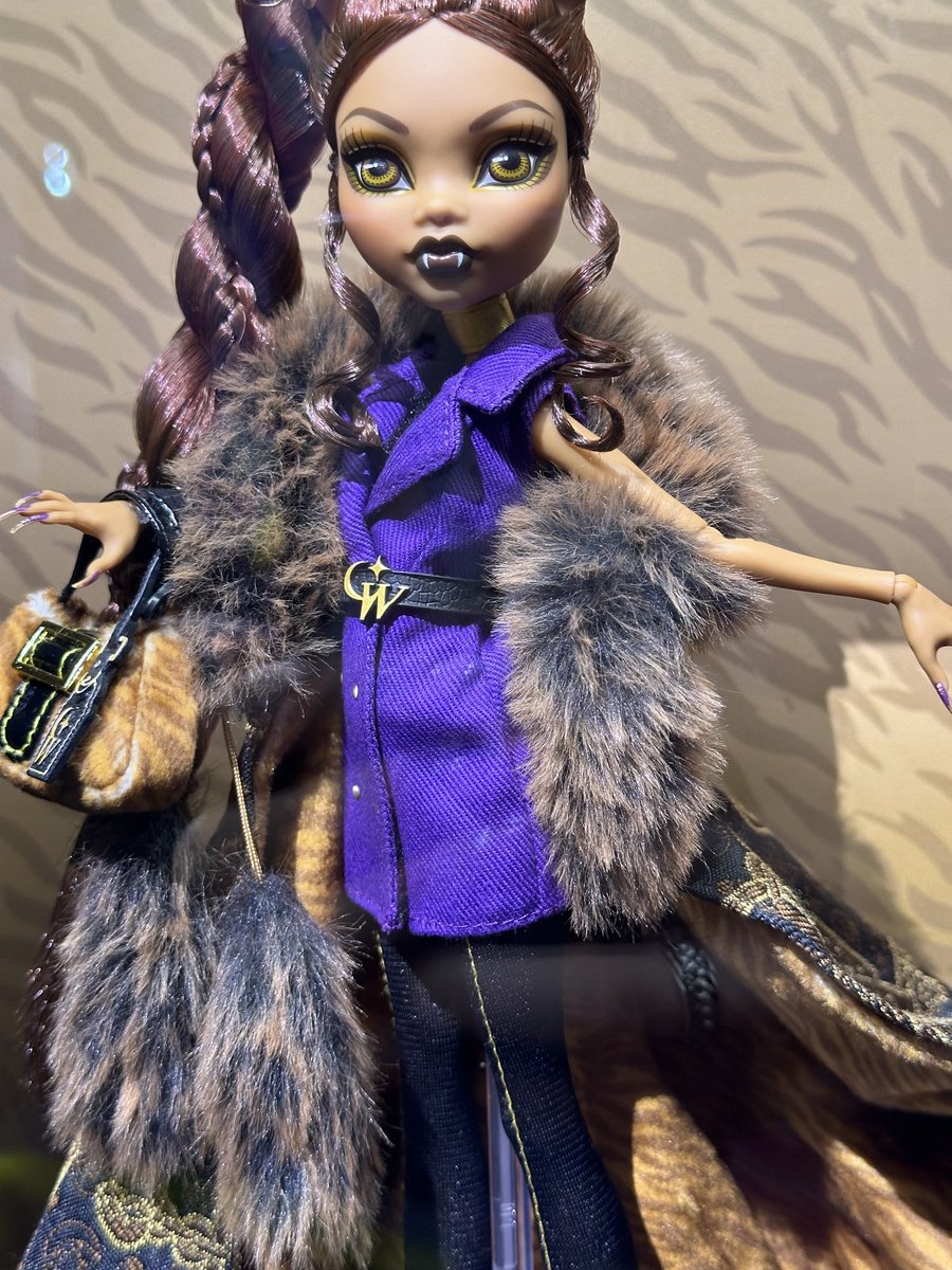 Bloomigniss's tweet image. When I saw the first leak with the blurs, I saw that big ponytail like i don&apos;t think so the first thing I don&apos;t like. Her shoes are combined with tights. It looks cheap and not nice. The pattern on the cape is weak. Those chains on the shoes are ugly.
