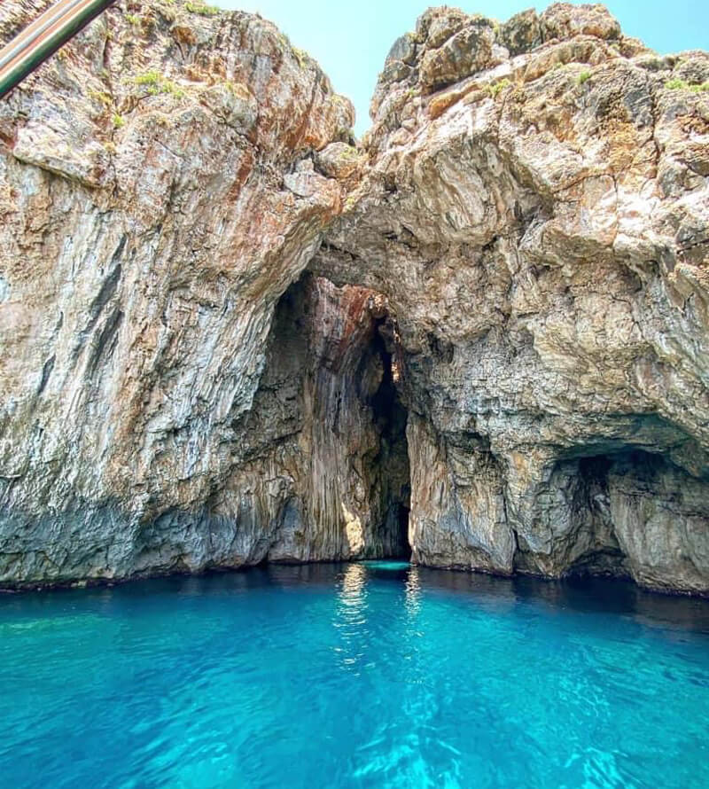 "Là dove azzurra è l’acqua
 come l’aria.."
~Pascoli

Finis Terrae:
Santa Maria di Leuca
qui il blu del cielo si fonde con quello del mare

~La Grotta del Diavolo
I venti e i flussi d’aria con sonori rimbombi, erano nella leggenda
le urla del Diavolo che l'abitava

#LuoghiDEstate