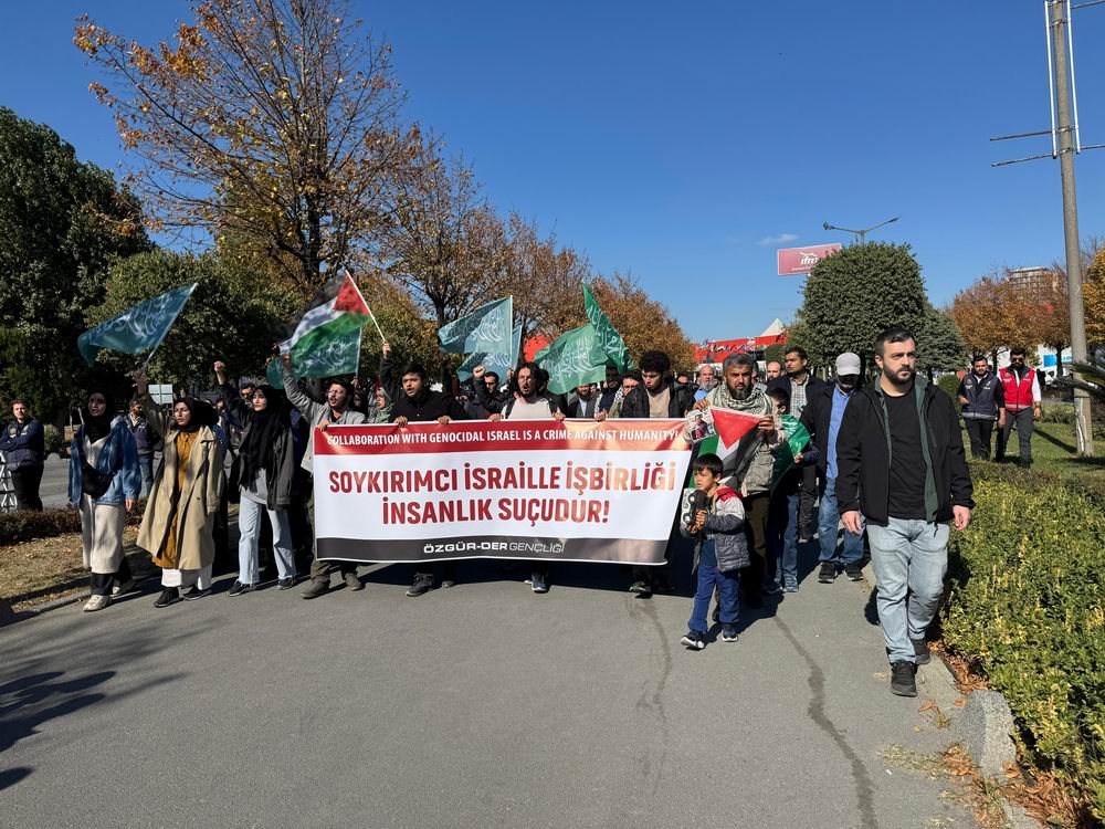 Özgür-Der Üniversite Gençliği (@ozgurderuni) on Twitter photo Kassam ve Gazze halkı, onca zulme rağmen direnmeye devam ediyorken, Siyonistlerle işbirliği yapan firmaların Türkiye'de stant açmasını kabul etmiyoruz!
Bu duruma tepki gösteren vicdan sahibi Müslümanlara karşı yapılan muameleyi de asla kabul etmiyoruz! <a href="/EmniyetGM/">Türk Polis Teşkilatı</a>
Ve yine Kassam ve Gazze halkı, onca zulme rağmen direnmeye devam ediyorken, Siyonistlerle işbirliği yapan firmaların Türkiye'de stant açmasını kabul etmiyoruz!
Bu duruma tepki gösteren vicdan sahibi Müslümanlara karşı yapılan muameleyi de asla kabul etmiyoruz! <a href="/EmniyetGM/">Türk Polis Teşkilatı</a>
Ve yine