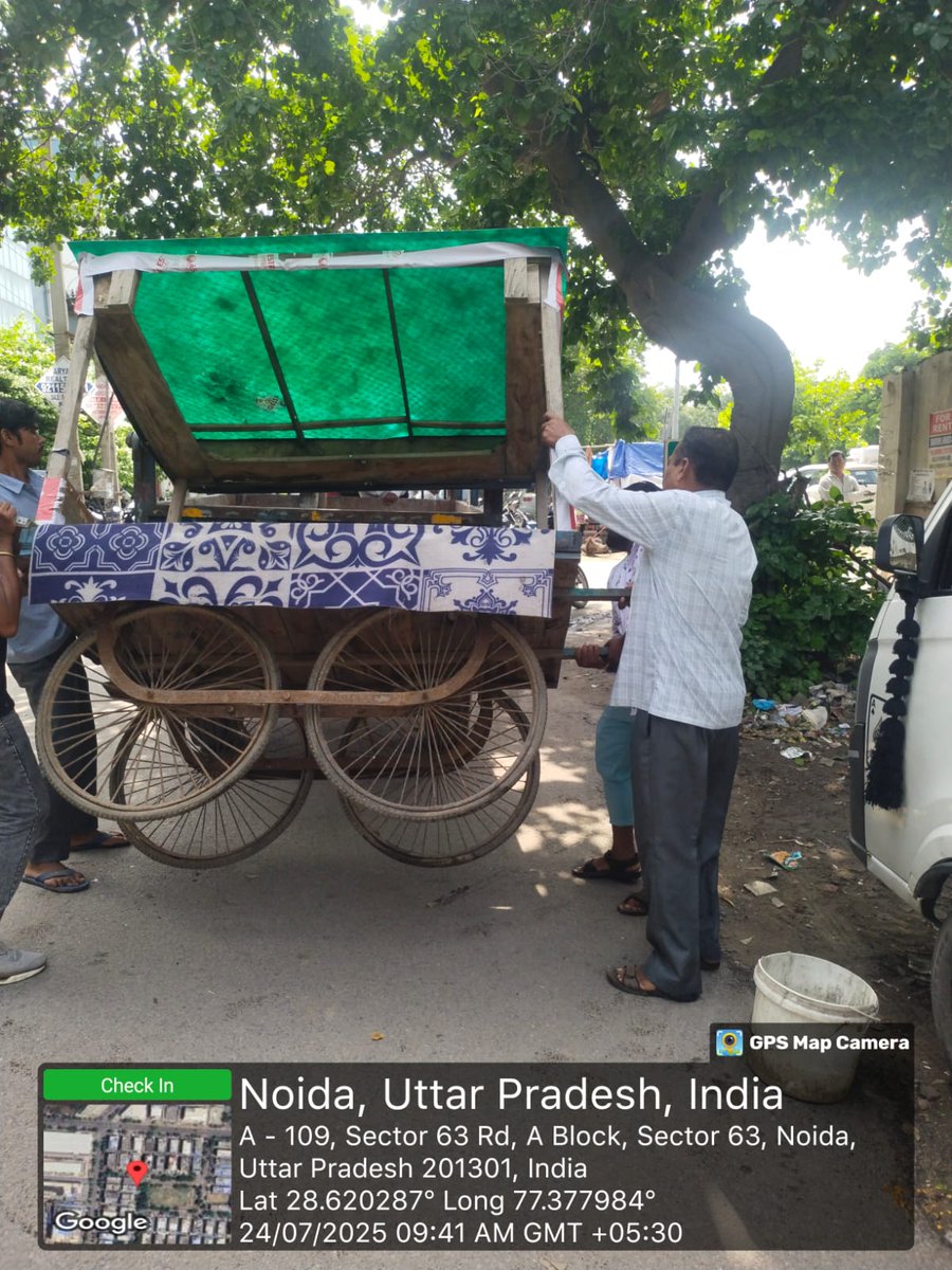noida_authority's tweet image. आज, दिनांक 24.07.2025 को नौएडा प्राधिकरण द्वारा सैक्टर- 63 में अतिक्रमण हटाने की कार्यवाही की गई। यह अभियान नौएडा को सुव्यवस्थित एवं अतिक्रमणमुक्त शहर बनाने की दिशा में एक महत्वपूर्ण पहल है। प्राधिकरण आमजन से अपील करता है कि केवल चिन्हित वेंडिंग ज़ोन में ही दुकानें या ठेले लगाएं,…