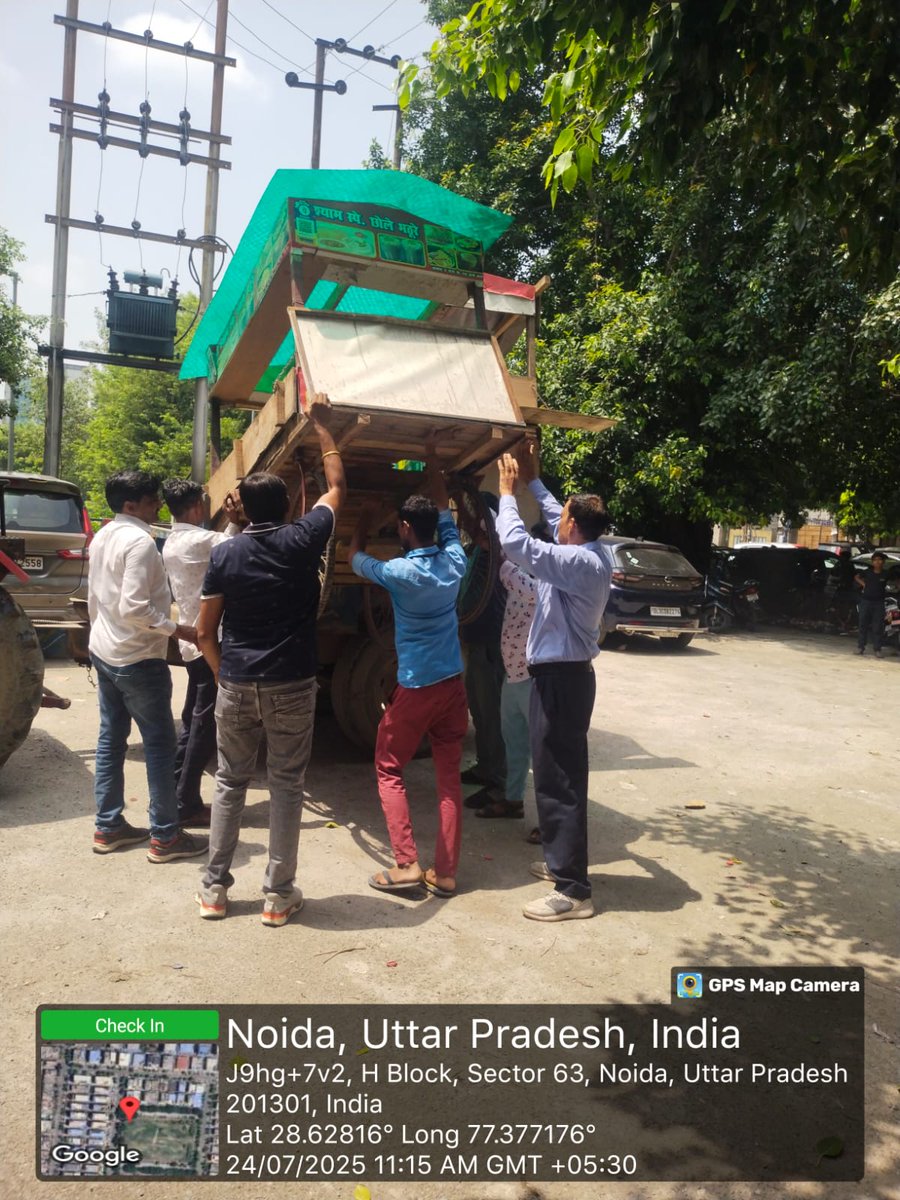 noida_authority's tweet image. आज, दिनांक 24.07.2025 को नौएडा प्राधिकरण द्वारा सैक्टर- 63 में अतिक्रमण हटाने की कार्यवाही की गई। यह अभियान नौएडा को सुव्यवस्थित एवं अतिक्रमणमुक्त शहर बनाने की दिशा में एक महत्वपूर्ण पहल है। प्राधिकरण आमजन से अपील करता है कि केवल चिन्हित वेंडिंग ज़ोन में ही दुकानें या ठेले लगाएं,…