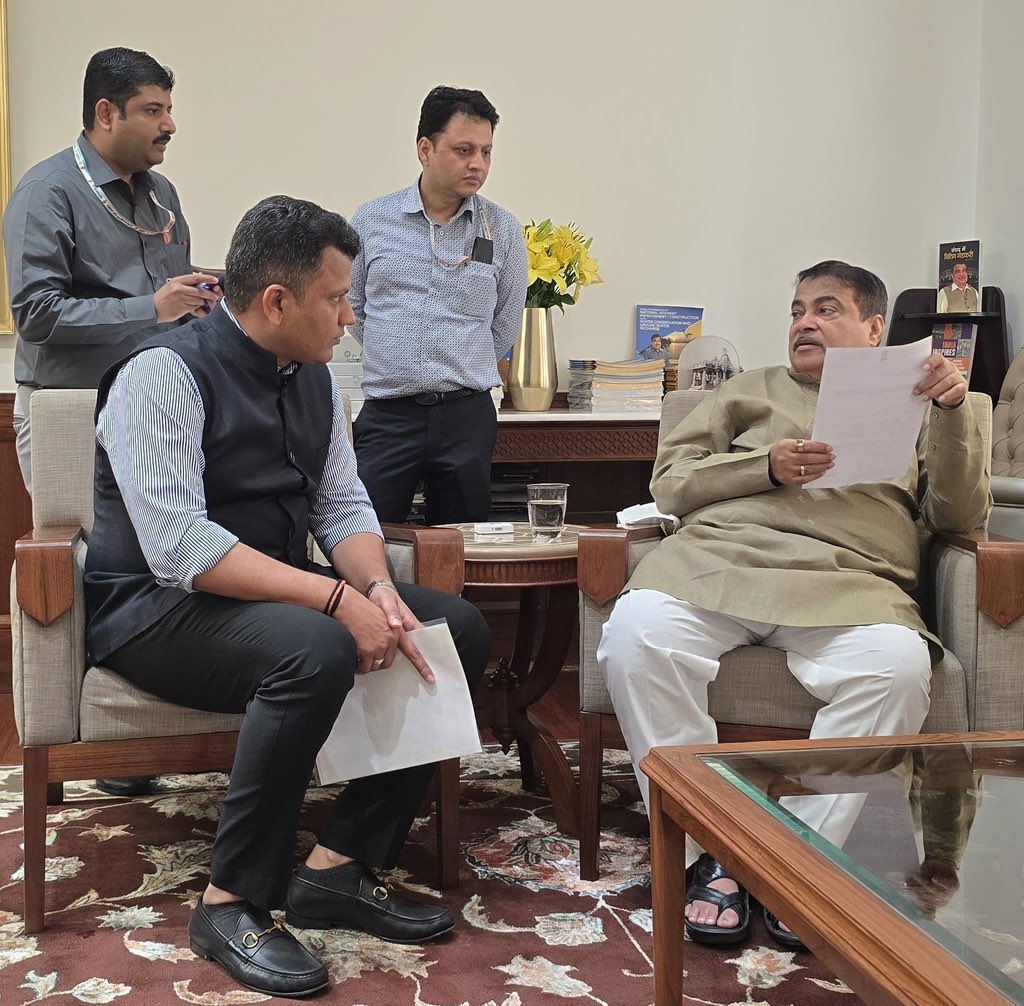 CaptBrijesh's tweet image. Met Union Minister Shri @nitin_gadkari ji at his Parliament office today.
Brought to his attention the dismal condition of the Port Connectivity Road - between Surathkal to BC Road - and the inconvenience to both people & logistics movement.
This crucial stretch of road is a…