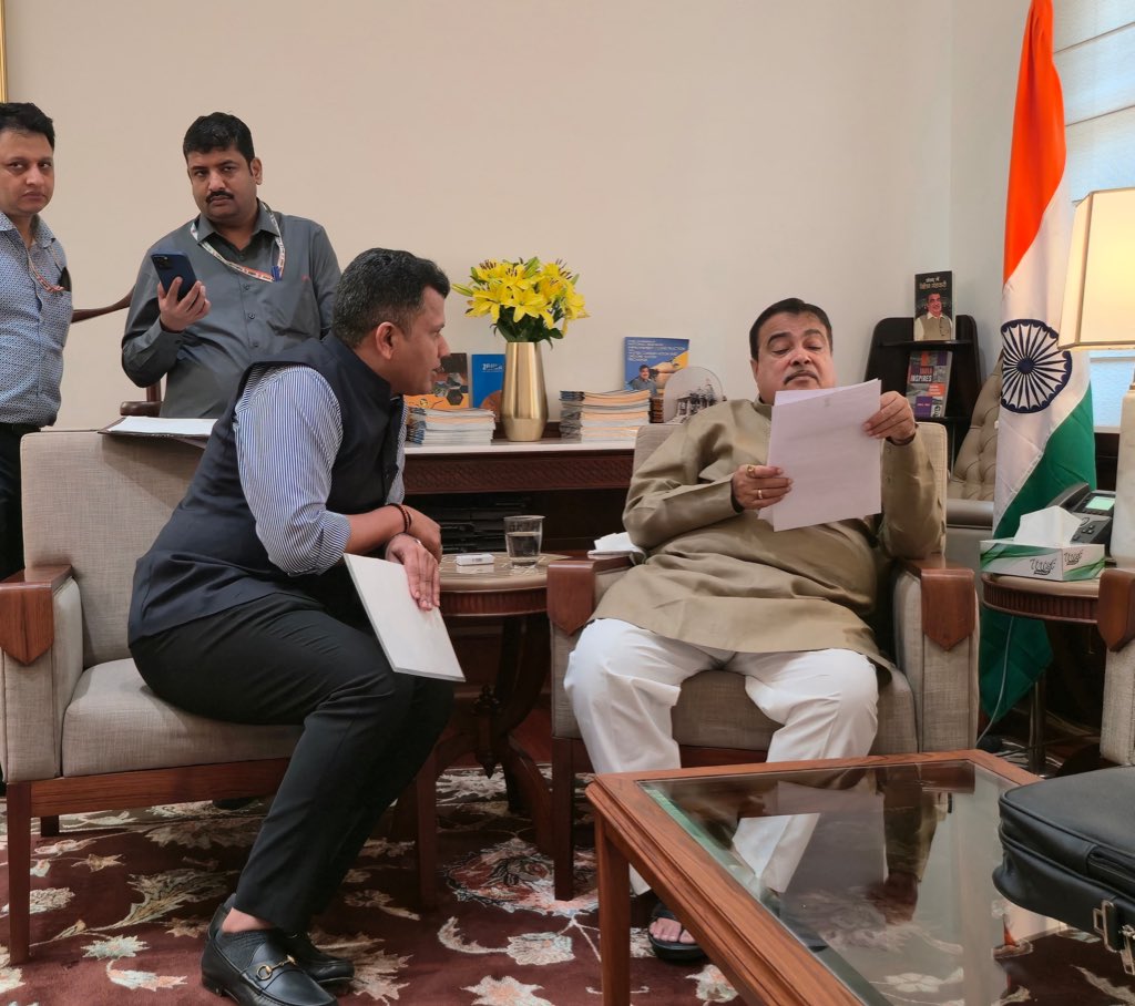 CaptBrijesh's tweet image. Met Union Minister Shri @nitin_gadkari ji at his Parliament office today.
Brought to his attention the dismal condition of the Port Connectivity Road - between Surathkal to BC Road - and the inconvenience to both people & logistics movement.
This crucial stretch of road is a…