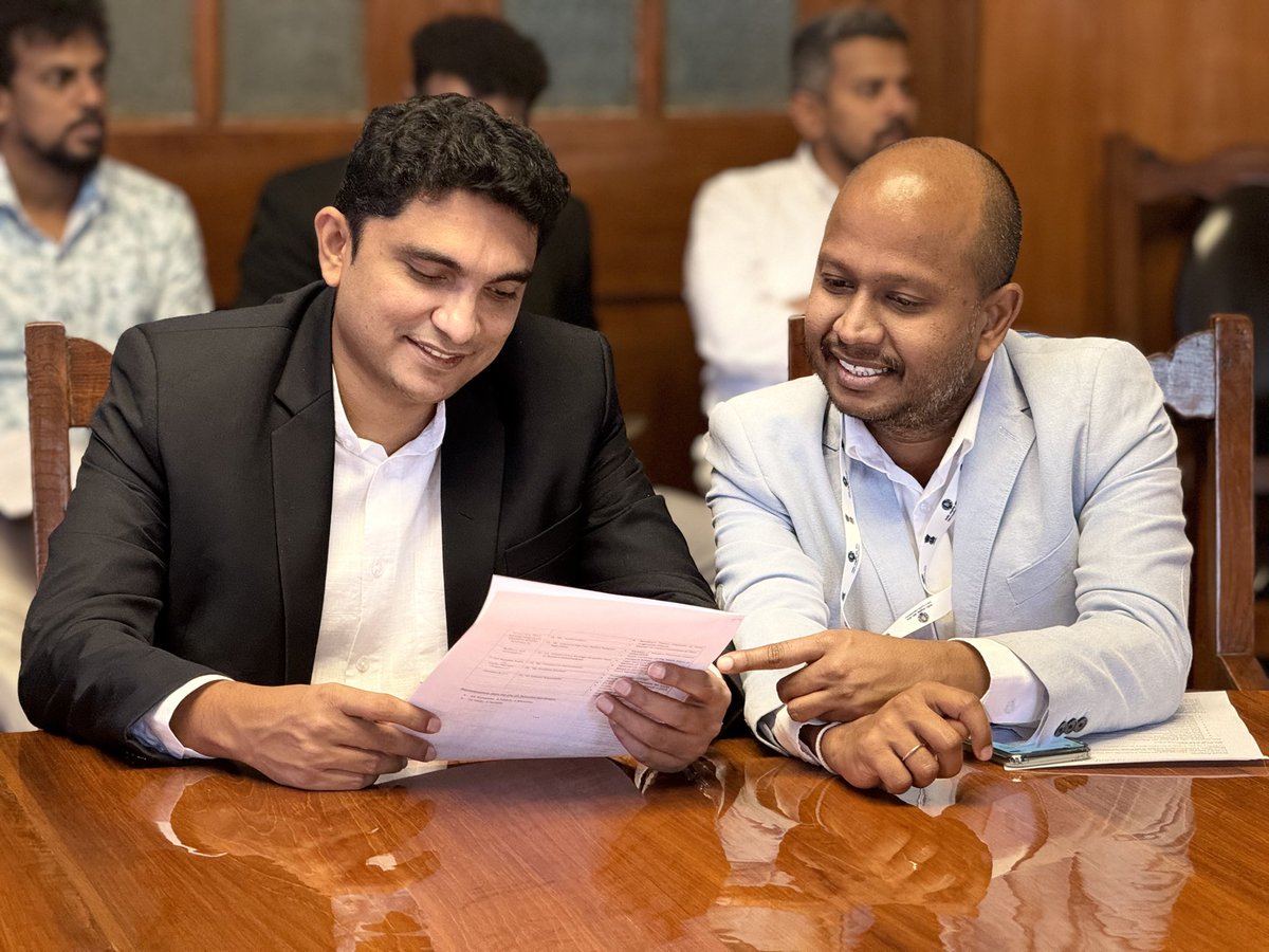 milindarj's tweet image. සජබෙ ප්රසාද් මන්ත්රීතුමයි මමයි අද ඉන්දියානු විද්යා ආයතනයේදී. නොදන්න භෞතික විද්යා වචන ප්රසාද් සර්ගෙන් අහගත්තා.